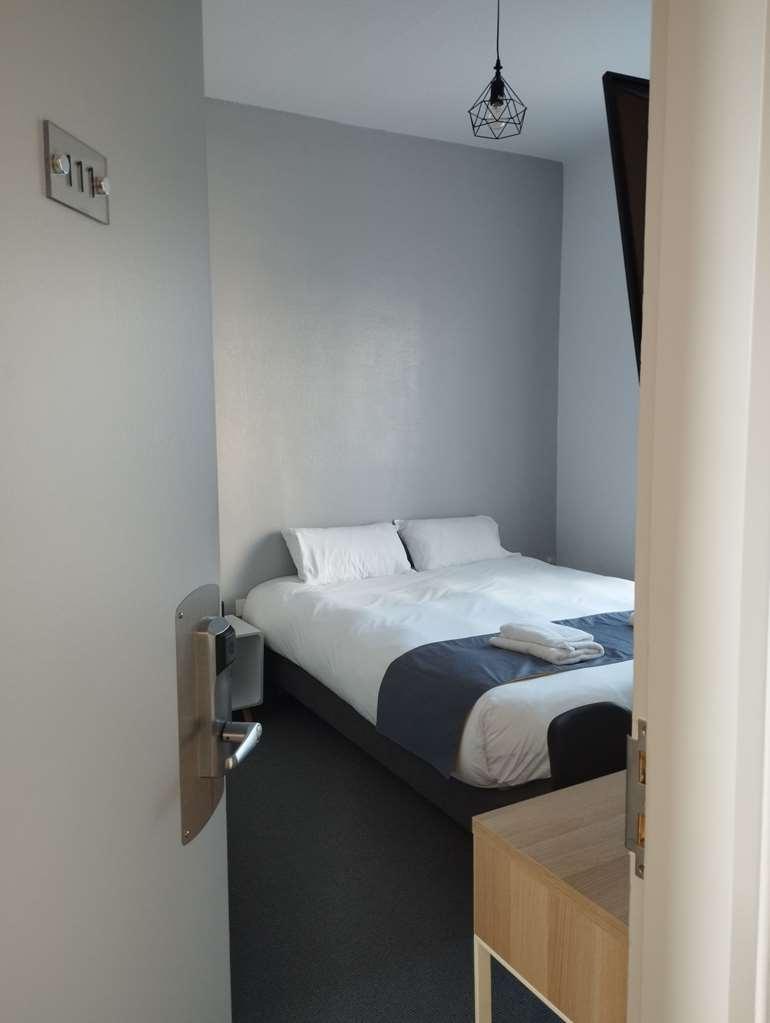 Brit Hotel L'Arrivee Guingamp Room photo